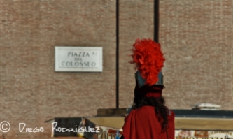 Una mujer disfrazada de centurión romano espera turista en la Piazza del Colosseo, Roma