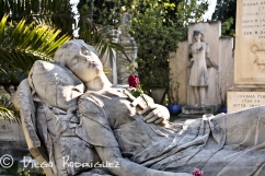 Tumba en el cementerio de Atenas