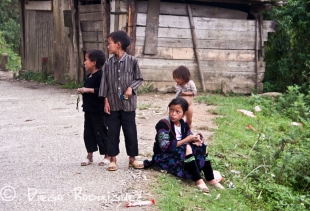 Niños hmong cerca de Son Binh, Vietnam