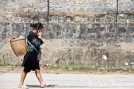 Una mujer habla por teléfono en Lai Chau, Vietnam