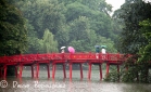 Puente The Huc sobre el lago Hoan Kiem, Hanoi