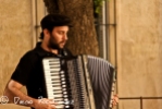 Un músico callejero toca el acordeón en Aix en Provence, Francia