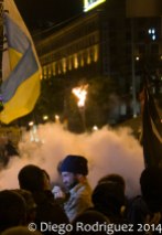 Una lata de gas explota frente a activistas del grupo radical Sector Derecho tras intentar cruzar una barricada protegida por los grupos de autodefensa de Maidan en la calle Kreshchatyk