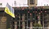 La bandera de Ucrania ondea sobre una tienda frente al malogrado edificio de los SIndicatos