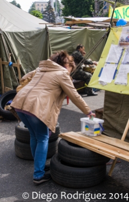 una mujer hace una donacion en Maidan