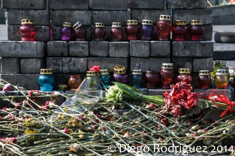 Flores y velas en recuerdo de los caidos, Maidan