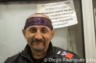 Un soldado prorruso sonrie en el edificio de la Administracion Regional, ocupado por los separatistas
