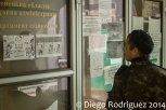 Un joven separatista lee carteles propagandisticos en el edificio de la Administracion Regional, ocupado por los separatistas