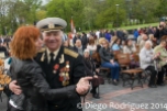 Un veterano baila con una mujer junto al monumento a los caidos en el Dia de la Victoria en Donetsk