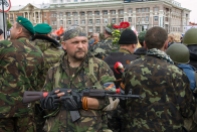 Un soldado rebelde en la Plaza Lenin durante el Dia de la Victoria, Donetsk