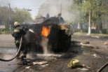 Un bombero intenta apagar el fuego en un tanque abandonado en Mariopol la vispera por el ejercito ucranio