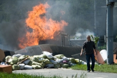 Un hombre se aleja de un tanque abandonado en Mariopol momentos despues de que explotara