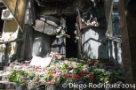 Flores a la entrada del edificio de la policia en Mariopol, en el que al menos siete prorrusos murieron el viernes