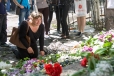 Una mujer llora a la entrada del edificio de la policia en Mariupol, en el que al menos siete prorrusos murieron el viernes