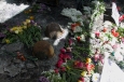 Flores y cascos a la entrada del edificio de la policia en Mariopol, en el que al menos siete prorrusos murieron el viernes