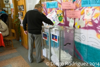 Un hombre deposita su voto en Donetsk