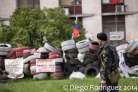 Un miliciano camina frente a una barricada en Donetsk