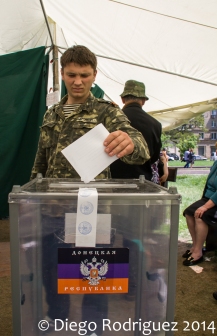 Un miliciano vota en Donetsk