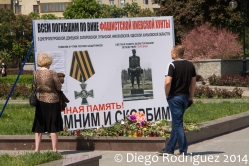 Un hombre y un senora observn un cartel propagandistico frente al edificio de la Administracion