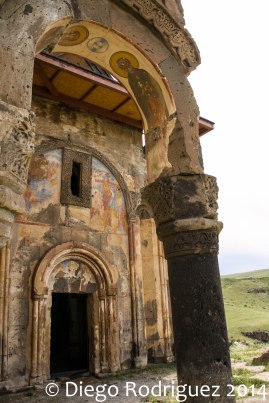 Frescos en la fachada de una iglesia en Ani