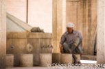 Un hombre se lava junto a la mezquita de Abraham en Urfa