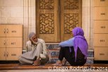 Dos hombres charlan a la entrada de una mezquita en Urfa