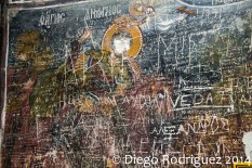 Grafitis sobre un fresco en la iglesia de Sumela