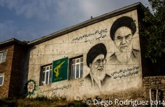 Mural de Khomeini y Khamenei en una casa de Kandovan
