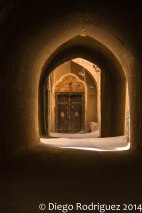 Arco y puerta en la ciudad vieja de Yazd