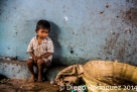 Un niño bajo un puente en Dadar