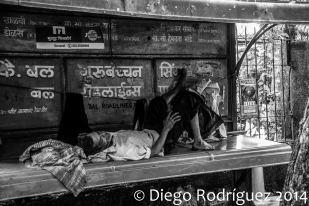 Un hombre duerme junto a la estación de Govandi