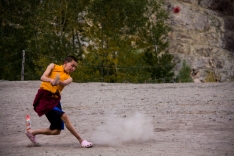 Un estudiante budista juega al críquet junto a Hemis
