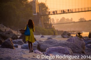 Una niña camina por la playa del Ganges