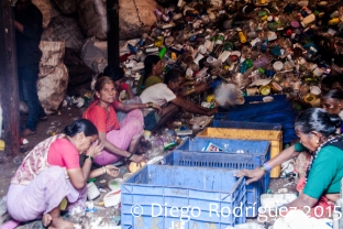 Un grupo de mujeres trabaja en un taller de reciclado de plástico en Dharavi