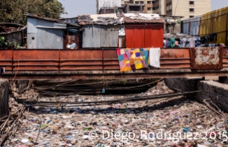 Puente sobre un río de basura en Dharavi